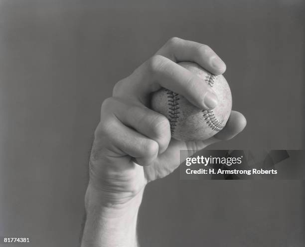 man's hand holding baseball in pitching form. (photo by h. armstrong roberts/retrofile/getty images) - retrofile foto e immagini stock