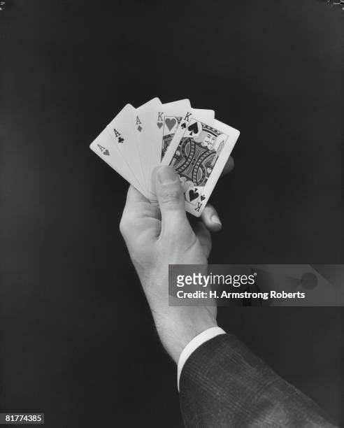 man's hand holding 'full house' poker card hand. (photo by h. armstrong roberts/retrofile/getty images) - retrofile foto e immagini stock
