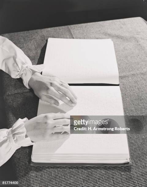 woman's hands reading braille book on table. (photo by h. armstrong roberts/retrofile/getty images) - retrofile foto e immagini stock
