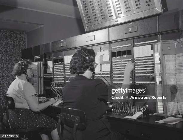 two women wearing headsets, working on telephone switchboard. (photo by h. armstrong roberts/retrofile/getty images) - retrofile foto e immagini stock