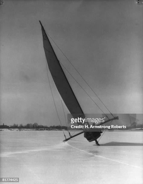 two men sailing boats with runners on frozen lake, new jersey. (photo by h. armstrong roberts/retrofile/getty images) - retrofile foto e immagini stock