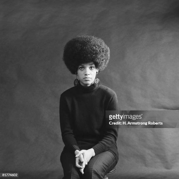 young african-american woman with afro, looking sad. - 70s afro stock-fotos und bilder