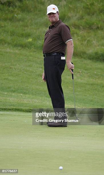 Steve Elkington from Australia reacts after missing a putt on the 18th green during the International Final Qualifying America for the 2008 British...