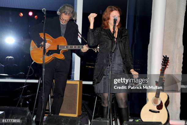 John Leventhal and Rosanne Cash attend LEGENDS 2010: A Pratt Institute Scholarship Benefit at 7 World Trade on October 20, 2010 in New York City.