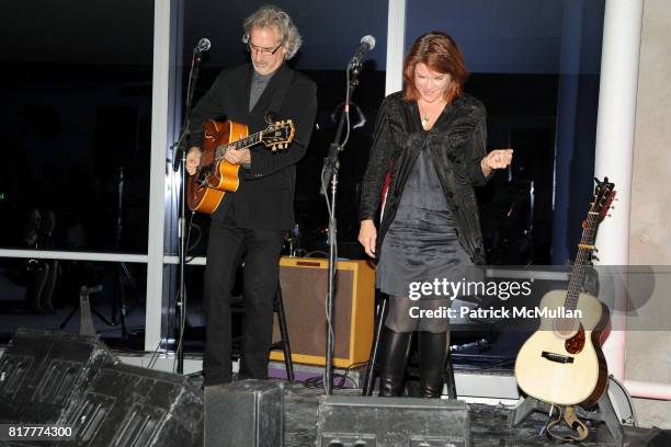 John Leventhal and Rosanne Cash attend LEGENDS 2010: A Pratt Institute Scholarship Benefit at 7 World Trade on October 20, 2010 in New York City.