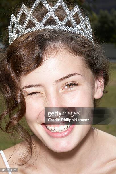 girl smiling, wearing silver crown - philipp nemenz stock-fotos und bilder
