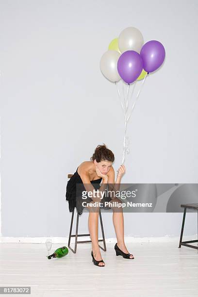 girl looking bored, holding ballons - philipp nemenz stock-fotos und bilder