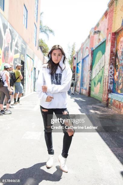 college student with hoodie in alley - native korean 個照片及圖片檔