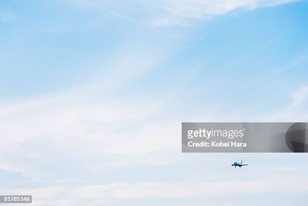 airplane flying in the blue sky - airplane sky - fotografias e filmes do acervo