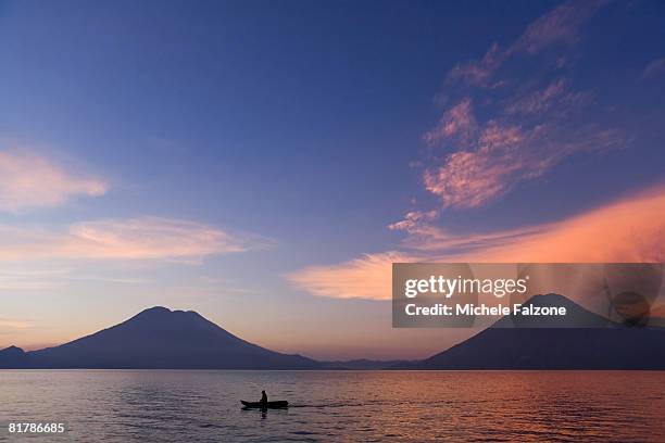 fisherman at dawn - lake atitlan - fotografias e filmes do acervo