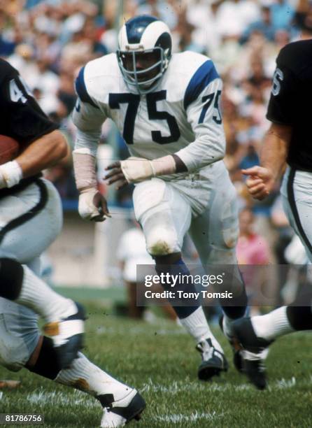Los Angeles Rams Hall of Fame defensive end David "Deacon" Jones follows the ball in a 20-7 loss to the Oakland Raiders on August 21, 1971 at...