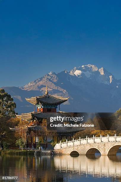 china, yunnan province, lijiang, black dragon pool park and yulong xueshan mountain - black dragon pool park stockfoto's en -beelden