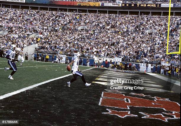 Tennessee Titans wide receiver Derrick Mason crosses the goal line to score on an 80-yard touchdown of a kickoff return during the Titans 33-14...