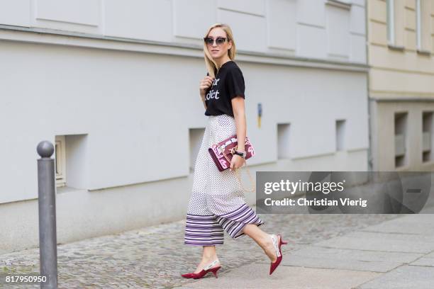 Sonia Lyson wearing a black Dior tshirt with the print Dior Addict, cropped wide leg Topshop pants, a Pinko bag with the print Love me Tender, Dior...