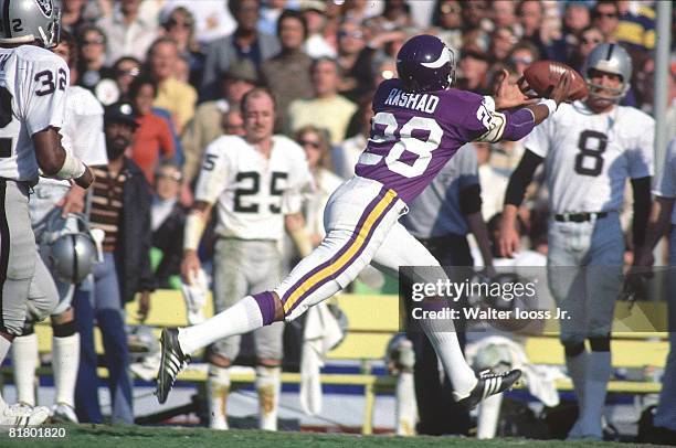 Football: Super Bowl XI, Minnesota Vikings Ahmad Rashad in action, making catch vs Oakland Raiders, Pasadena, CA 1/9/1977