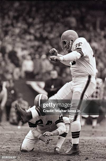 Football: championship, Cleveland Browns Lou Groza in action, making kick vs Baltimore Colts, Cleveland, OH