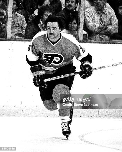Philadelphia Flyers' Rick MacLeish skates around the goalie box News  Photo - Getty Images
