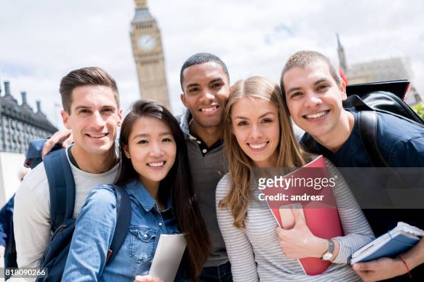 porträt von einem glücklichen gruppe von studenten in london - big ben black and white stock-fotos und bilder