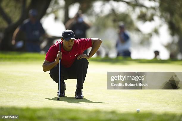 Tiger Woods lining up putt on Sunday at Torrey Pines GC. La Jolla, CA 6/15/2008 CREDIT: Robert Beck