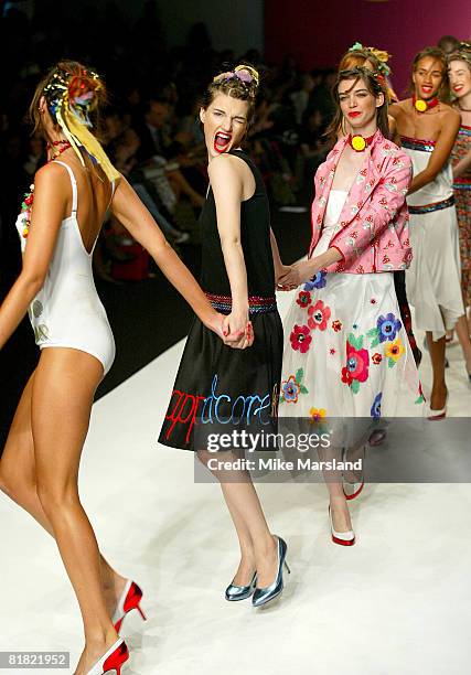 Models 2003 London Fashion Week Boyd 2004 Spring Collection Photos and Premium High ...