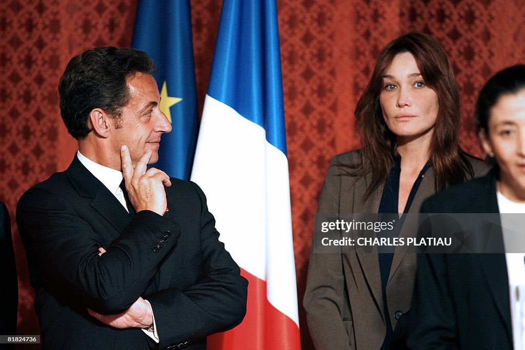 France's President Nicolas Sarkozy (L) a