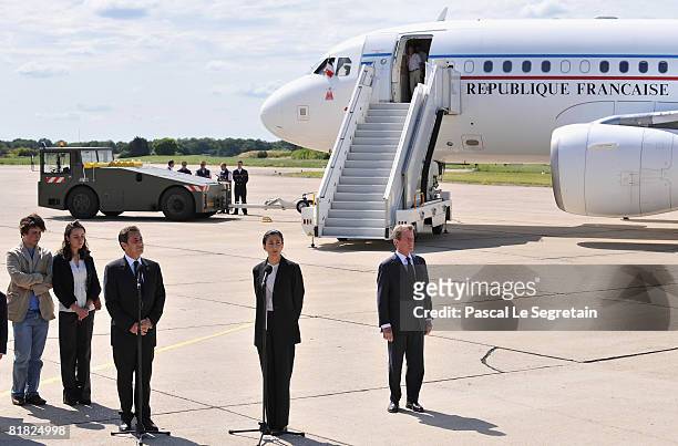 Lorenzo and Melanie Delloye , French President Nicolas Sarkozy and Minister of Foreign Affairs Bernard Kouchner stand as Ingrid Betancourt adresses...