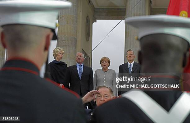 Former US president George Bush, German Chancellor Angela Merkel, US ambassador to Germany William Timken and his wife Sue stand on the "Pariser...