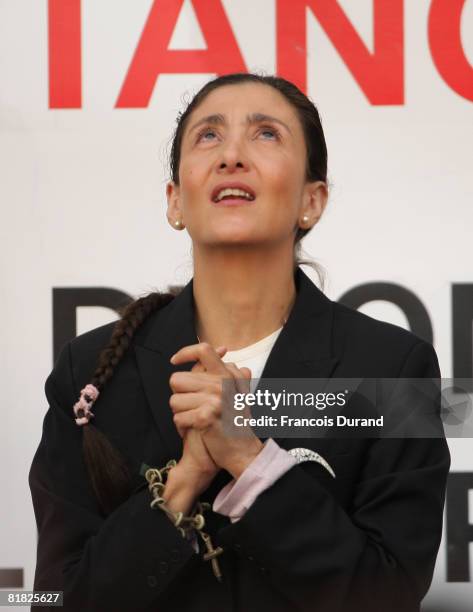 Freed hostage Ingrid Betancourt addresses the crowd as she arrived at the hotel de ville on July 4, 2008 in Velizy Villacoublay, France. She came to...