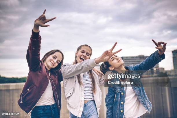 drei mädchen im teenageralter herumalbern im freien - teenage girls stock-fotos und bilder