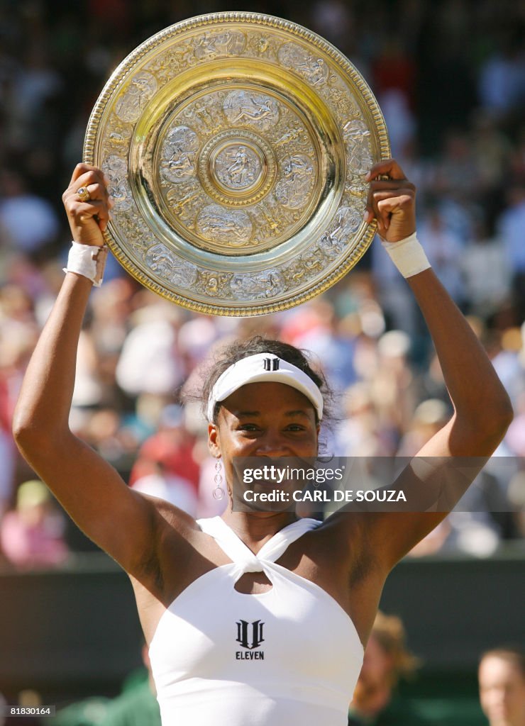 US Venus williams poses holding her trop