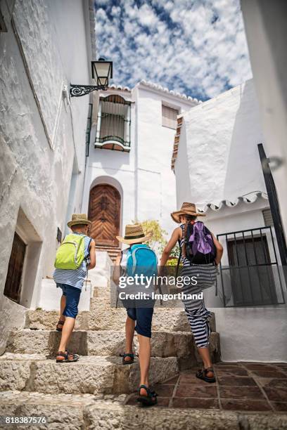 kinderen toeristen andalusische witte dorp in spanje - malaga walking stockfoto's en -beelden