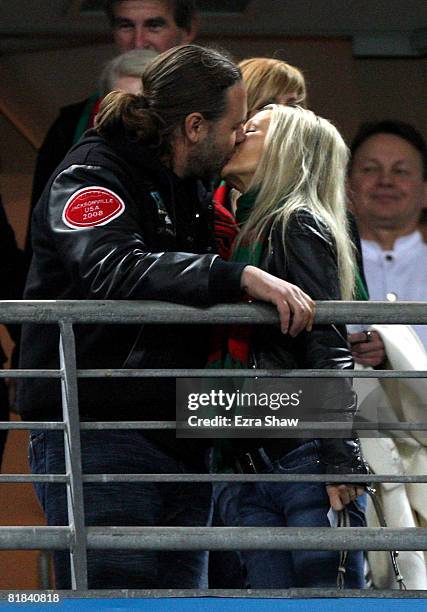 Rabbitohs co-owner actor Russell Crowe kisses his wife Danielle Spencer before the start of the round 17 NRL match between the Bulldogs and the South...