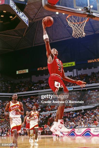 Scottie Pippen of the Chicago Bulls shoots against the Atlanta Hawks during a game at Omni Coliseum in Atlanta, Georgia circa 1991. NOTE TO USER:...