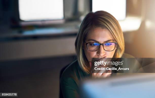 el viaje al éxito no es fácil, pero es gratificante - negocios finanzas e industria fotografías e imágenes de stock