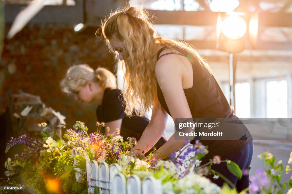 Las mujeres floristas hacer arreglos florales