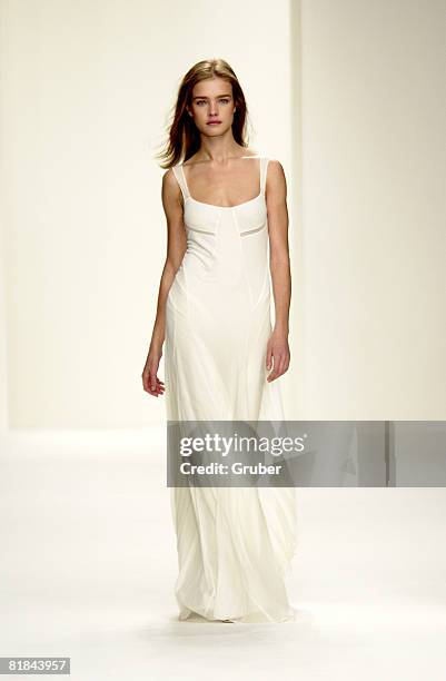 220 Calvin Klein 2003 Collection Photos and Premium High Res Pictures - Getty Images 220 Calvin Klein 2003 Collection Photos and Premium High Res Pictures - Getty Images
