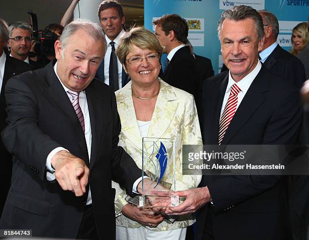 Bavarian Prime Minister Guenther Beckstein and his wife Marga Beckstein pose with Award winner and former Bayern Munich head coach Ottmar Hitzfeld...