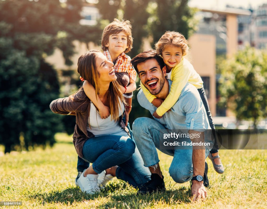 Familia joven divirtiéndose