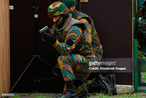 belgian paracommandos. - scanning awareness reconnaisance stockfoto's en -beelden