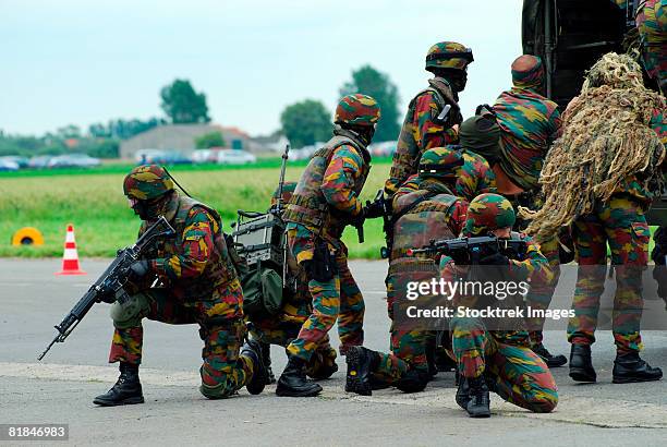 belgian paracommandos. - scanning awareness reconnaisance stockfoto's en -beelden