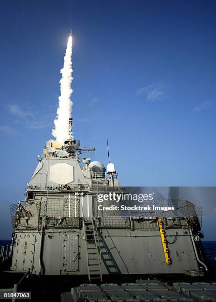 the uss lake erie launching a standard missile-3. - task force - fotografias e filmes do acervo