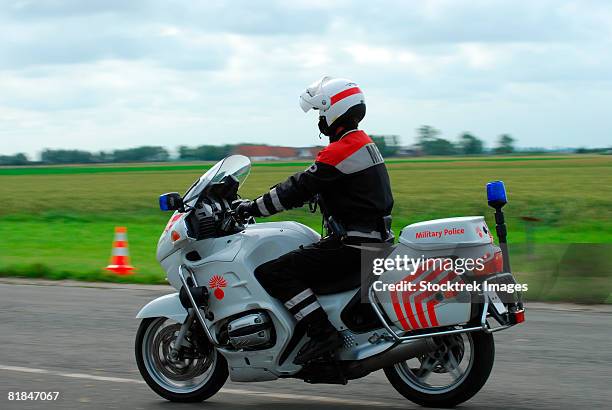 an officer of the military police of belgium. - culture belge photos et images de collection