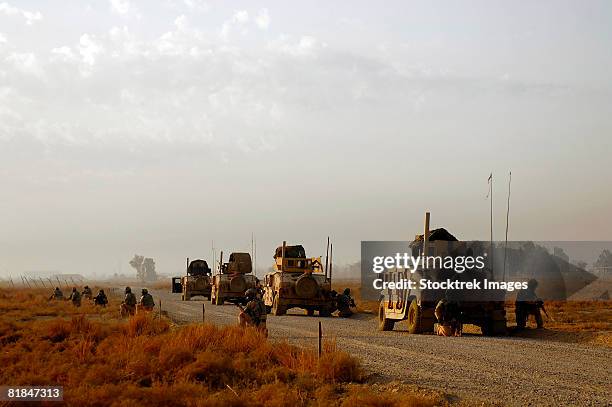 security forces performing a dry run of roll over drills - scanning awareness reconnaisance stockfoto's en -beelden