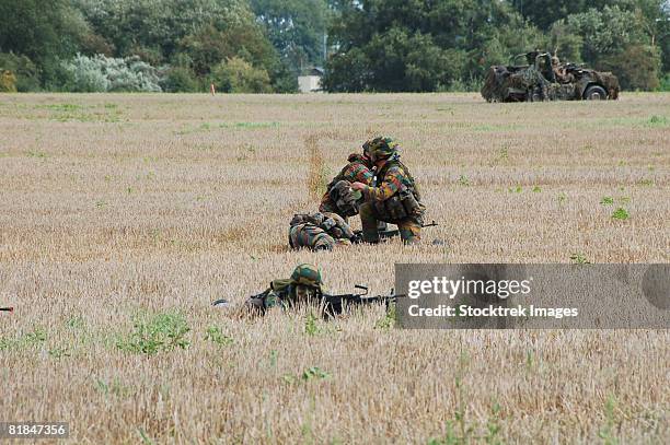 evacuation of a wounded soldier. - scanning awareness reconnaisance stockfoto's en -beelden