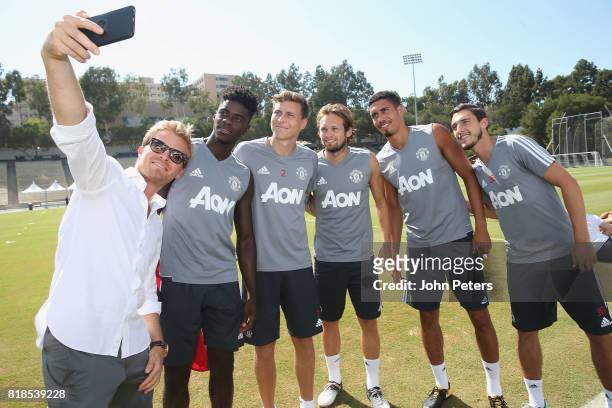 Axel Tuanzebe, Victor Lindelof and Daley Blind, Chris Smalling and Matteo Darmian of Manchester United take a selfie with Formula One world champion...