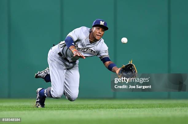 Keon Broxton of the Milwaukee Brewers makes a diving catch on a ball hit by Adam Frazier of the Pittsburgh Pirates during the sixth inning at PNC...