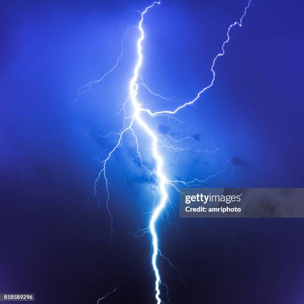 wolk typologieën, bliksem op blauwe hemel - lightening stockfoto's en -beelden