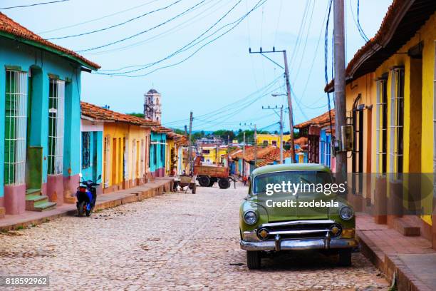 キューバのトリニダで古い赤ビンテージ アメリカ車 - cuba 1950s ストックフォトと画像