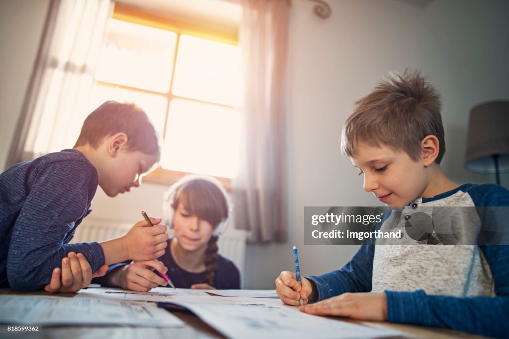 Kinderen doen hun homeworks thuis