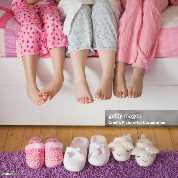 hispanic mother and daughters in pajamas - kids feet in home stock pictures, royalty-free photos & images